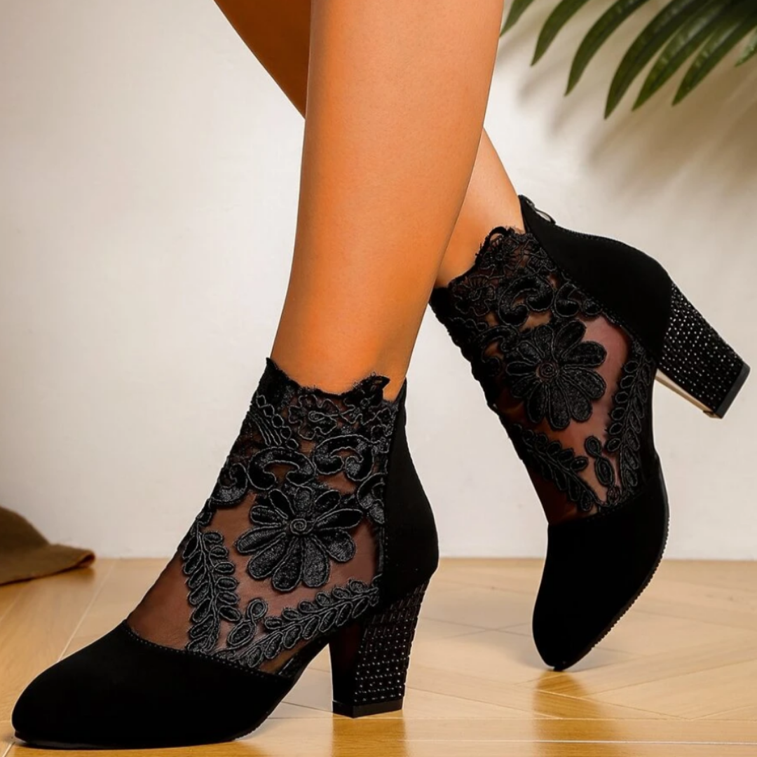 Tacones altos con diseño de encaje bordado