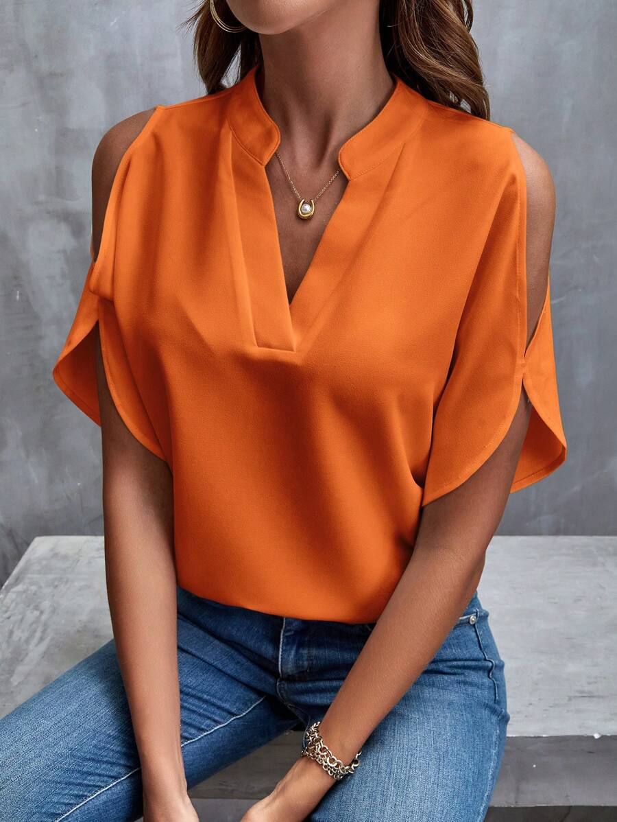 Blusa con cuello en V y mangas acampanadas cortas
