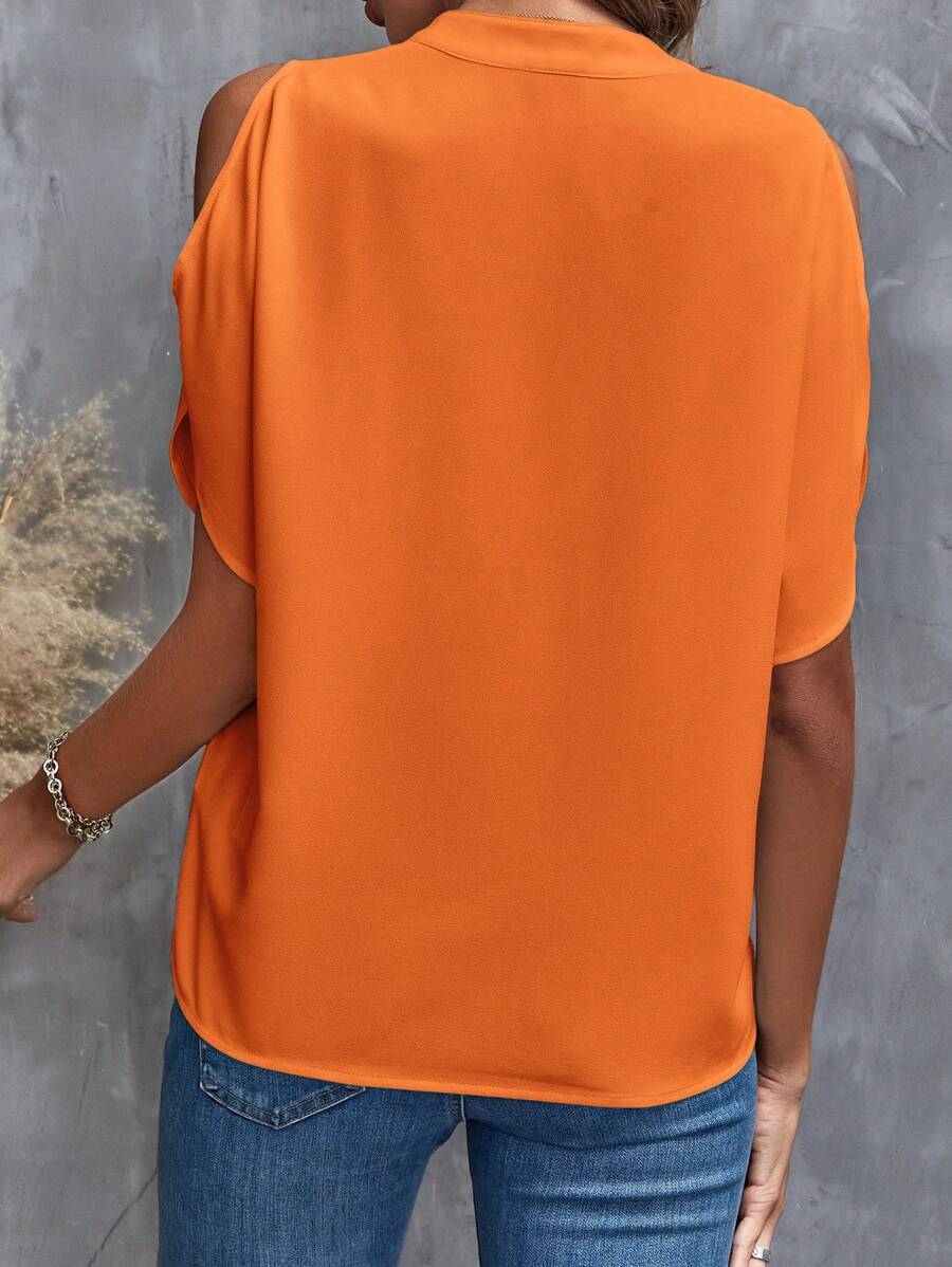Blusa con cuello en V y mangas acampanadas cortas