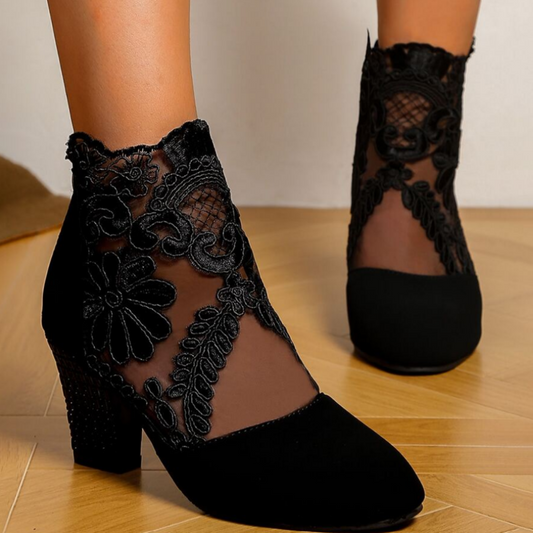 Tacones altos con diseño de encaje bordado