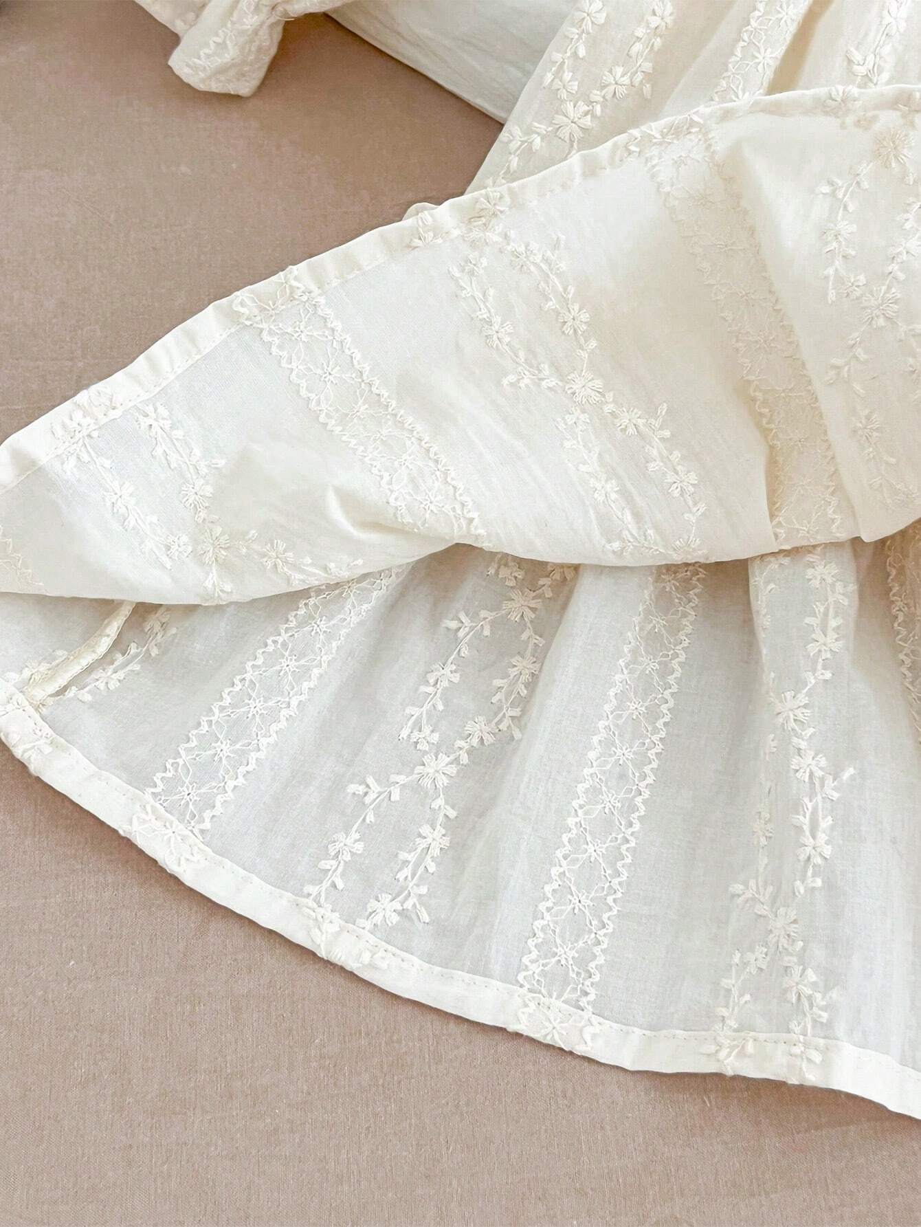 Vestido infantil con cuello de encaje y mangas largas