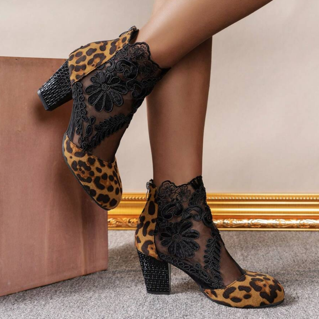 Tacones altos con diseño de encaje bordado
