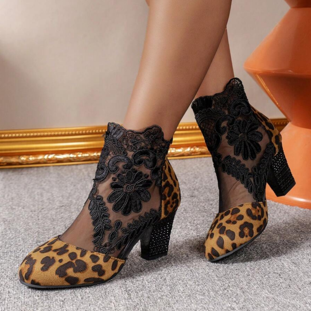Tacones altos con diseño de encaje bordado