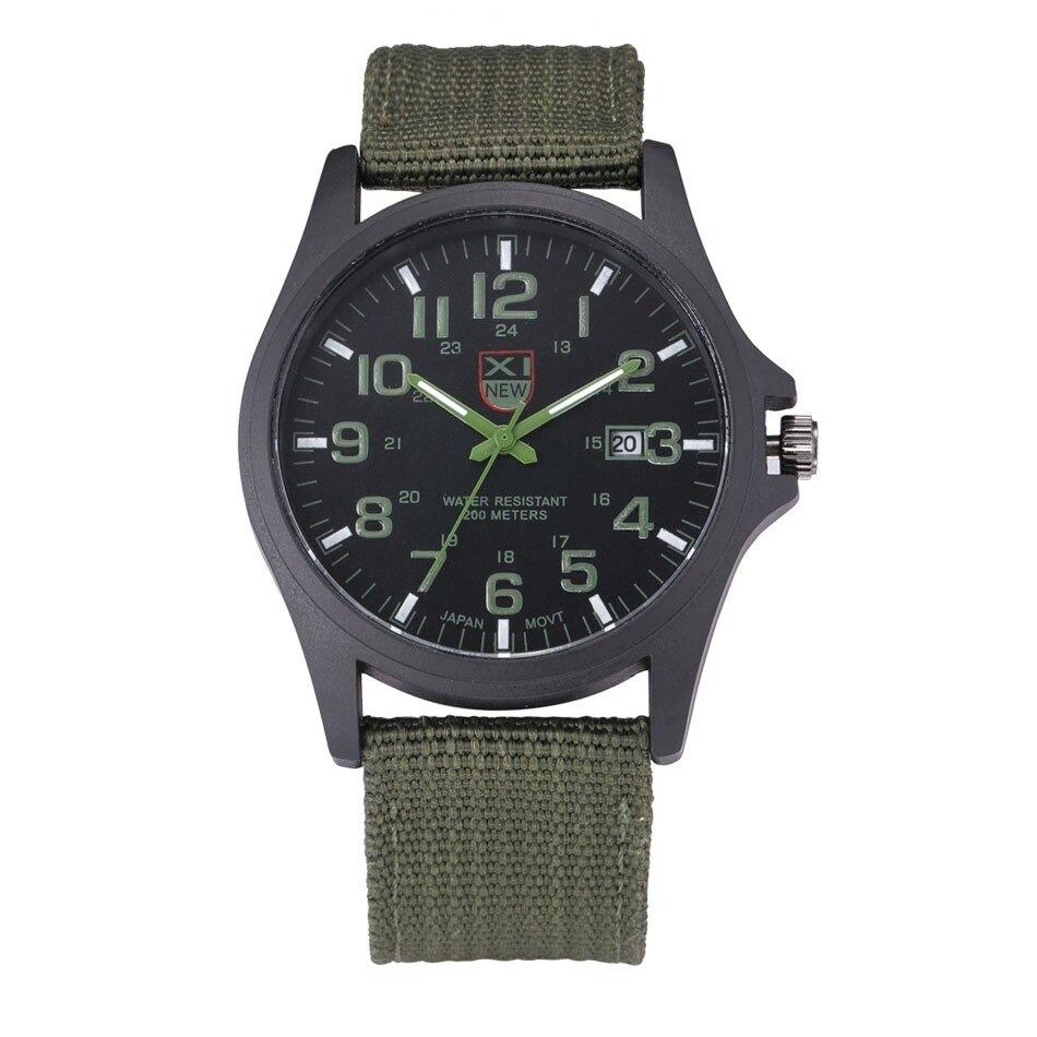 Reloj robusto de estilo militar con esfera iluminada