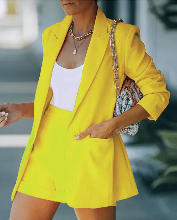 Elegante conjunto de blazer y pantalón corto para mujer
