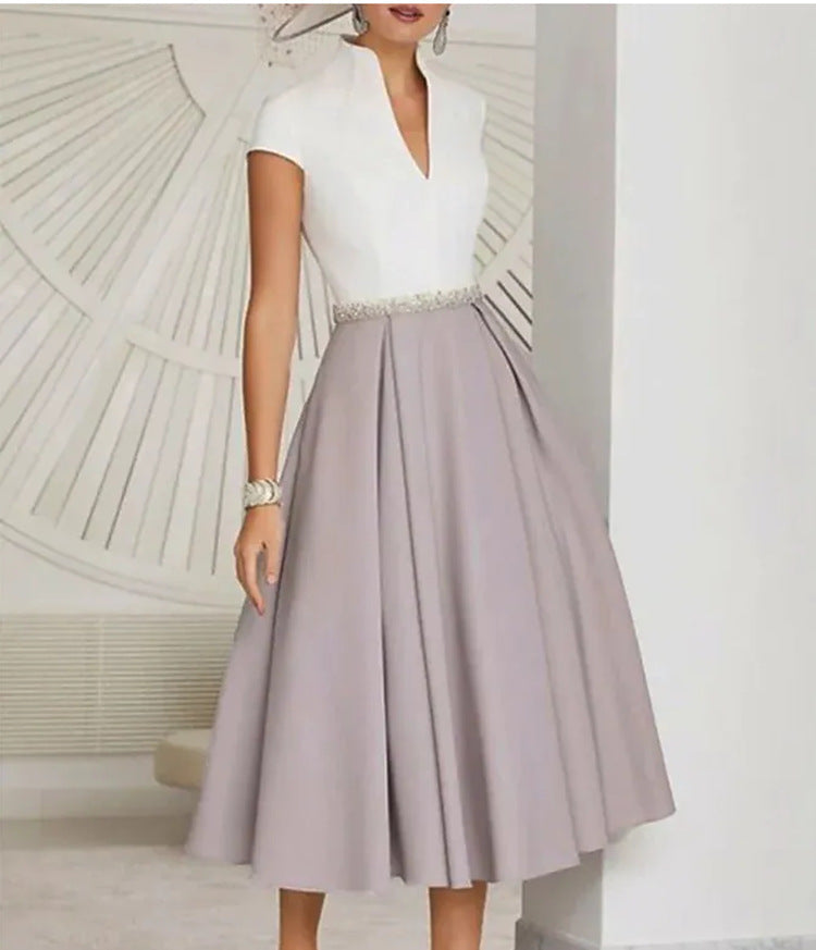 Vestido de verano acampanado con cuello en V y bloques de color blanco