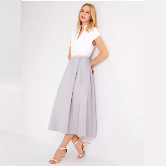 Vestido de verano acampanado con cuello en V y bloques de color blanco