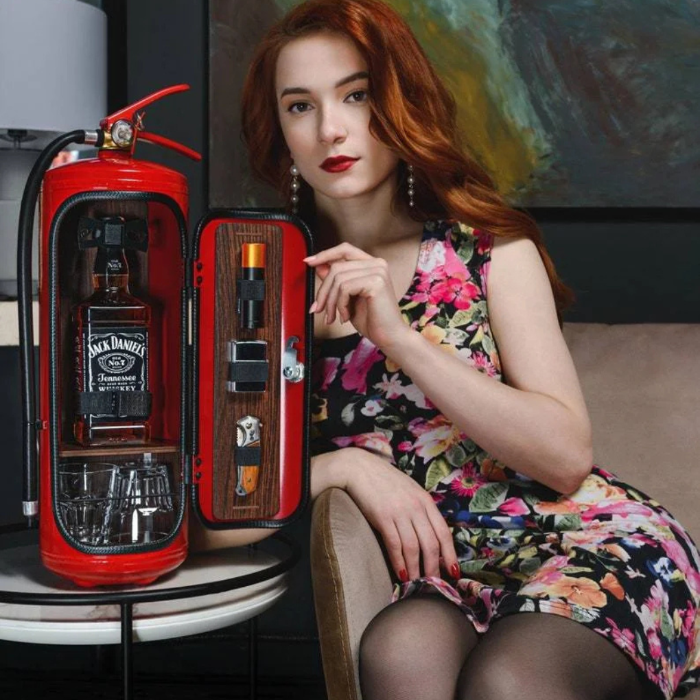 Minibar con extintor oculto