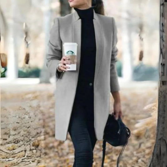 Abrigo de invierno de mujer con cuello alto