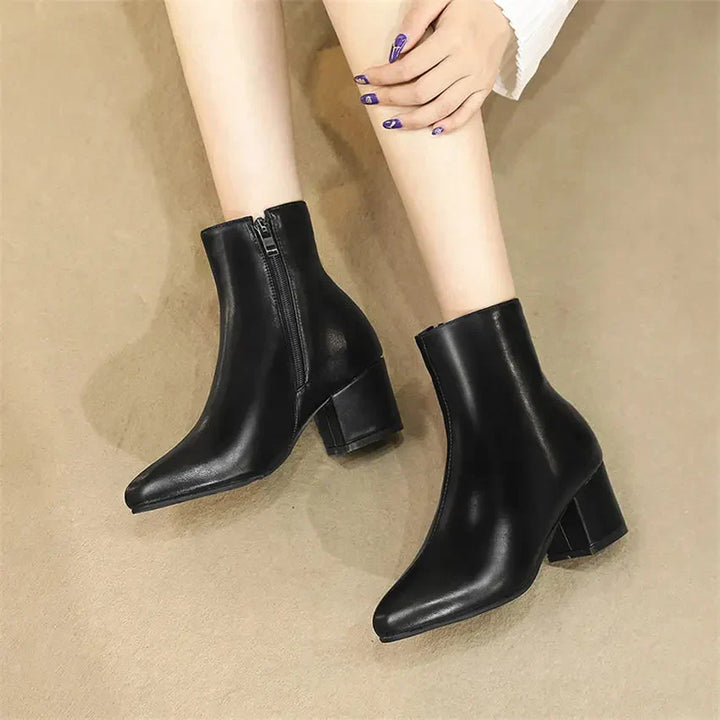 Elegantes botines plateados para mujer
