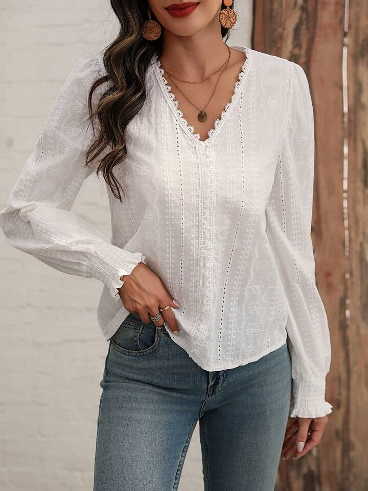 Blusa de mujer con cuello en V y adornos de encaje