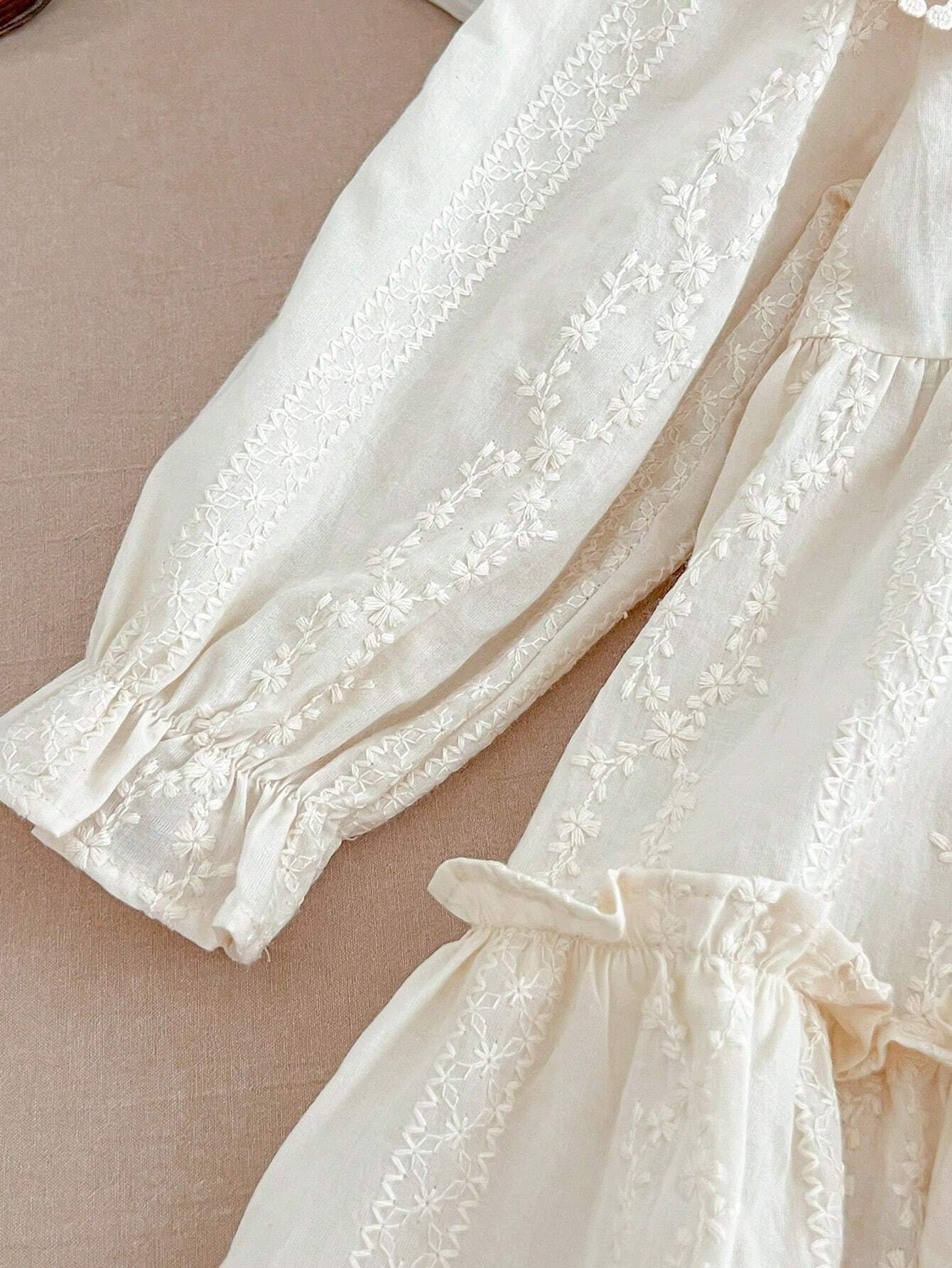 Vestido infantil con cuello de encaje y mangas largas