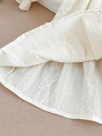 Vestido infantil con cuello de encaje y mangas largas