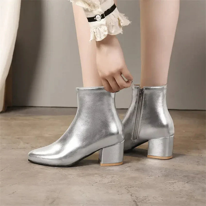 Elegantes botines plateados para mujer