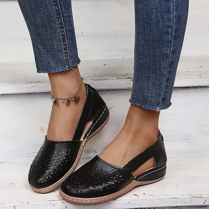 Sandalias de cuña sin cordones.