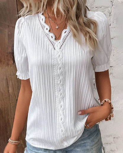 Elegante blusa de encaje con cuello en V