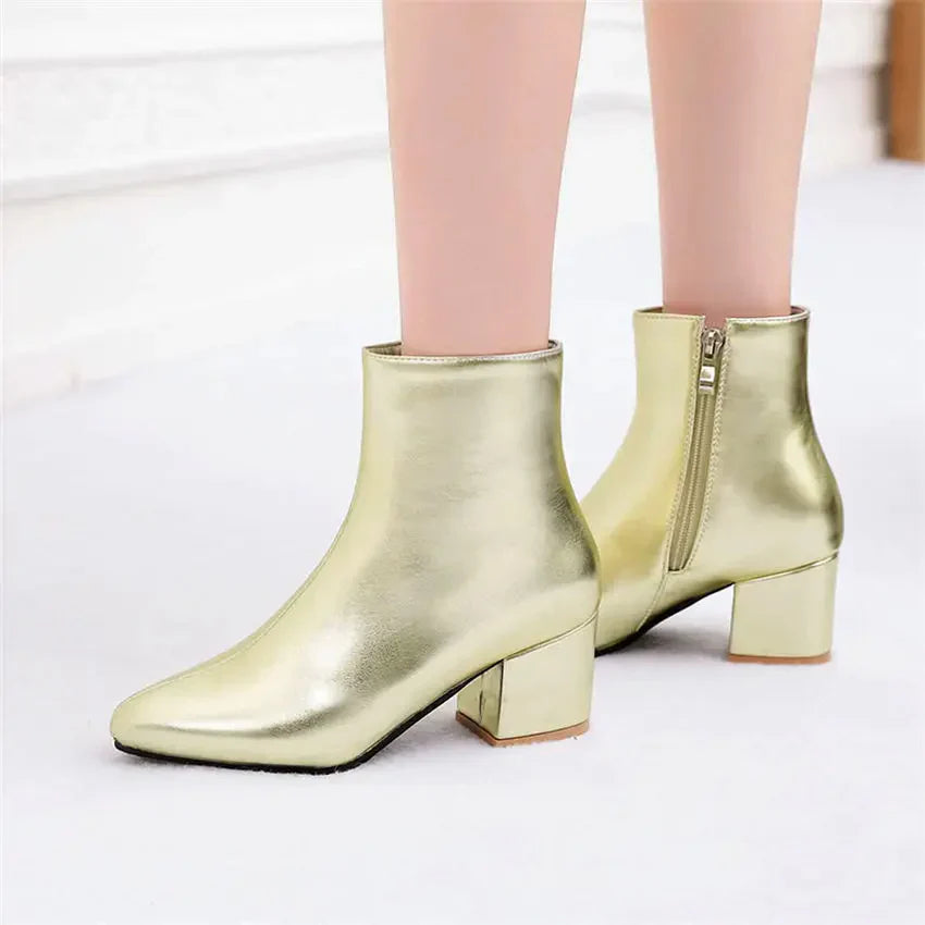 Elegantes botines plateados para mujer