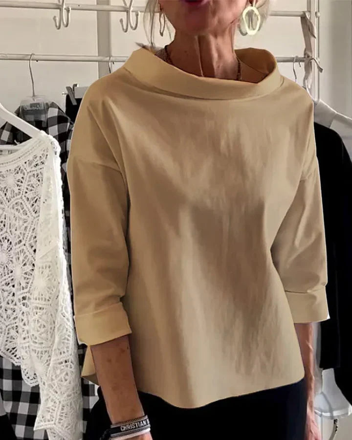 Top informal con solapas anchas y cuello de tortuga a media altura para un look elegante