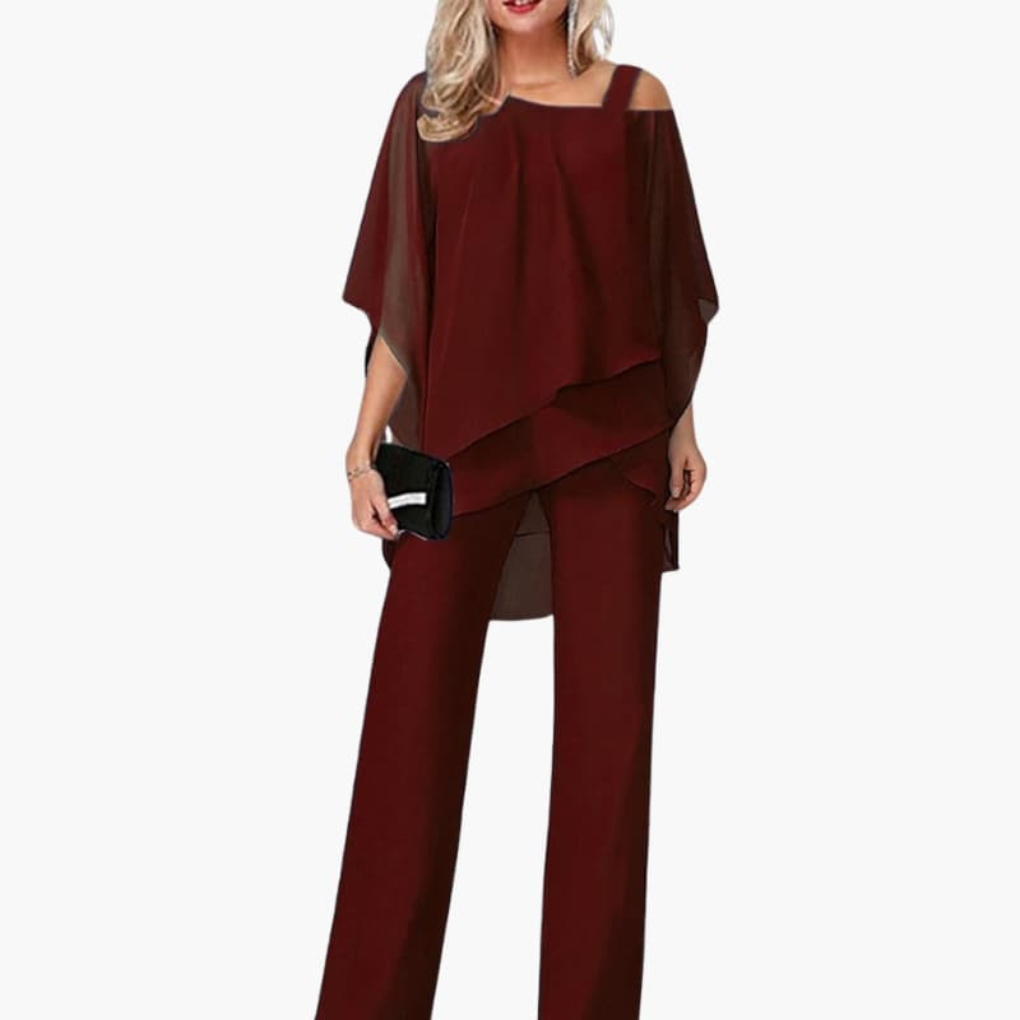 Mono de mujer con hombros descubiertos y pantalones anchos