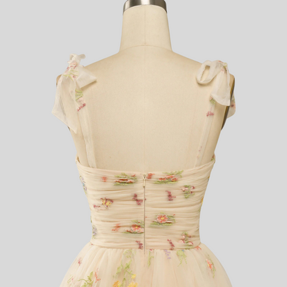 Elegante vestido de fiesta de tul bordado