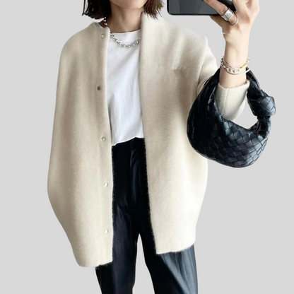 Cárdigan elegante: capa de punto refinada