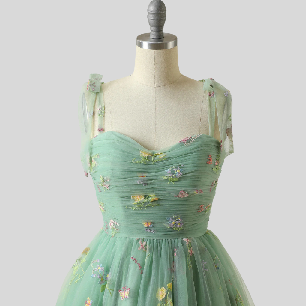 Elegante vestido de fiesta de tul bordado