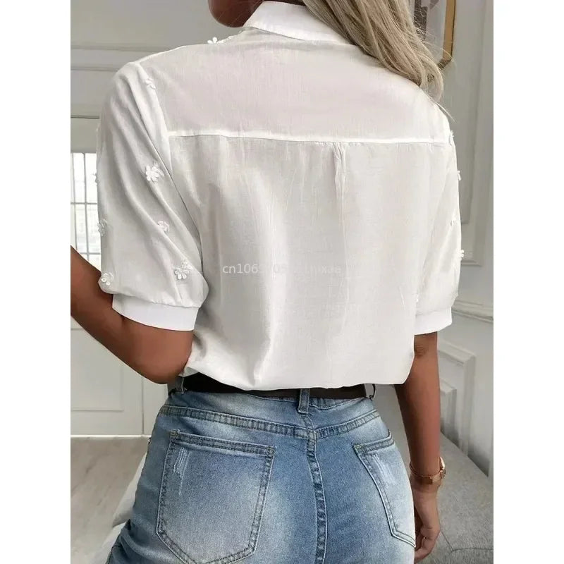 Blusa blanca de verano con bordados y cuello en V