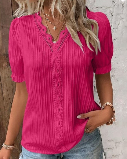 Elegante blusa de encaje con cuello en V