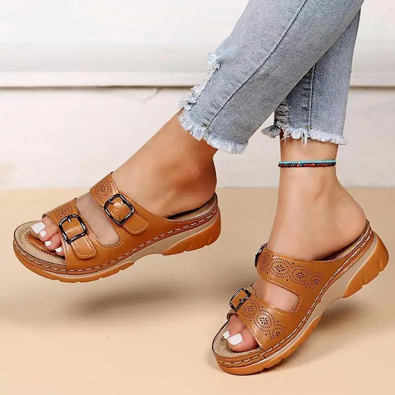 Cómodas sandalias de cuña con doble hebilla