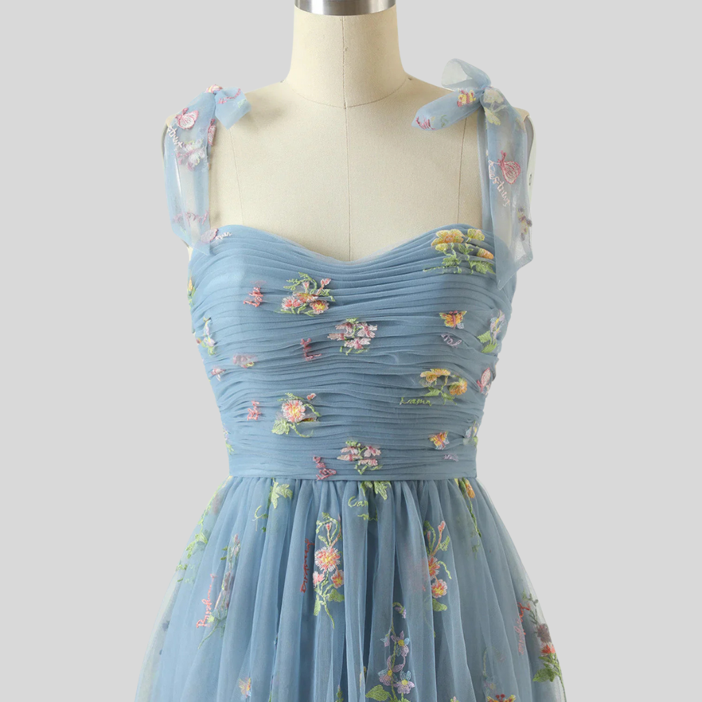 Elegante vestido de fiesta de tul bordado