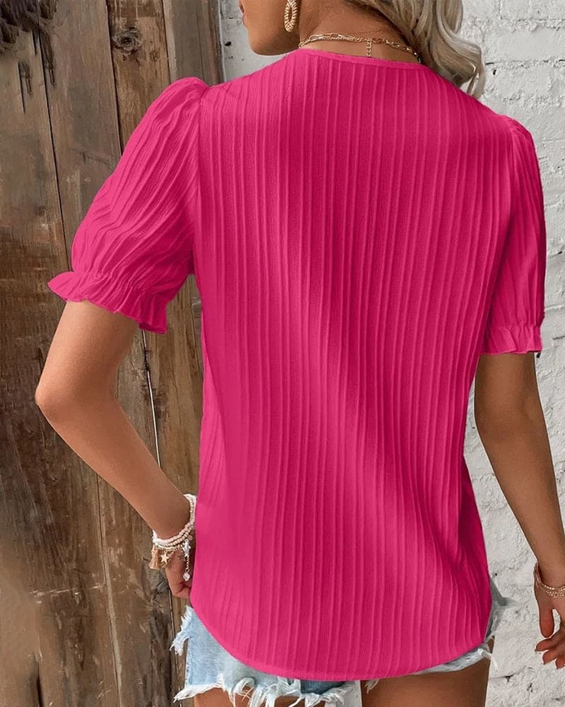 Elegante blusa de encaje con cuello en V