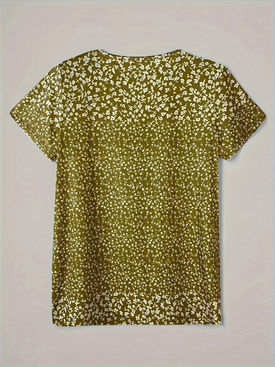Top veraniego informal con cuello en V, cierre de botones y mangas cortas