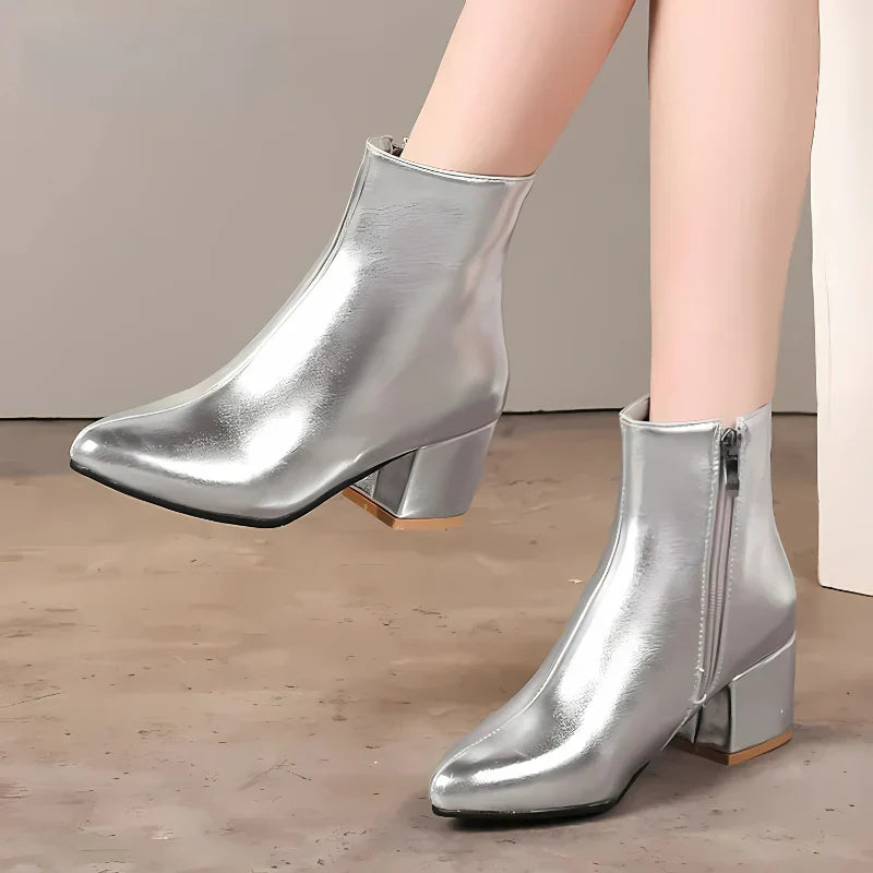 Elegantes botines plateados para mujer