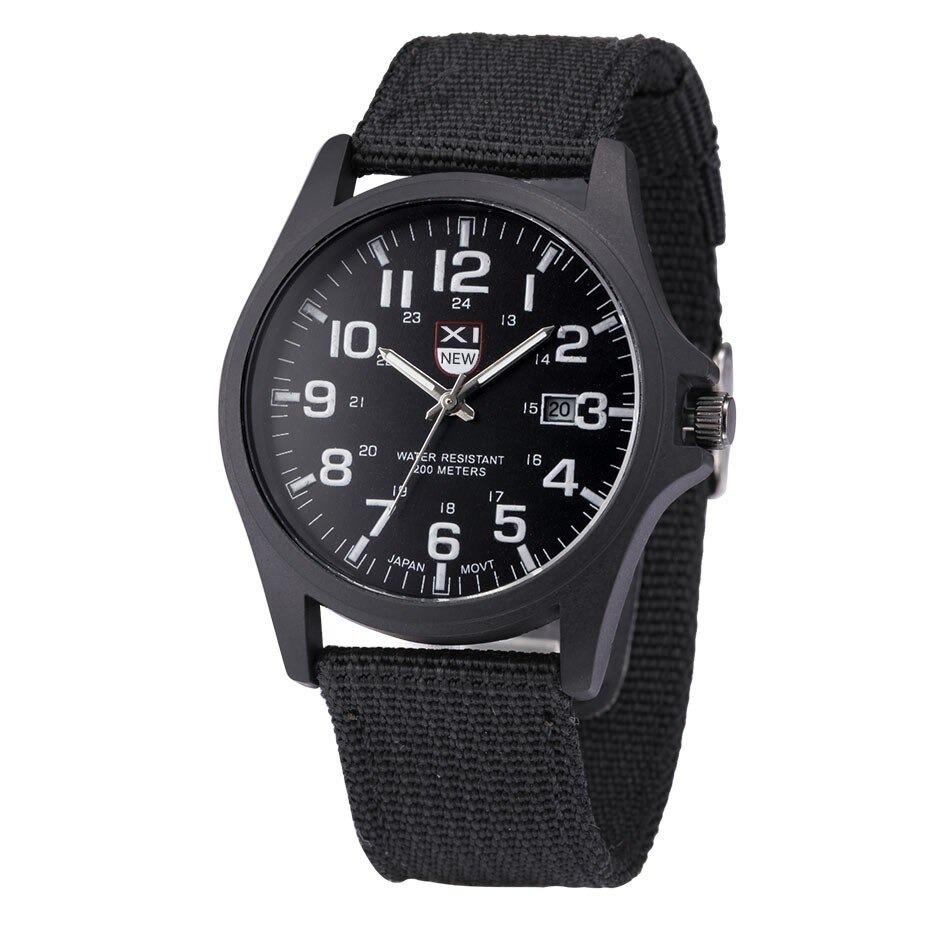 Reloj robusto de estilo militar con esfera iluminada