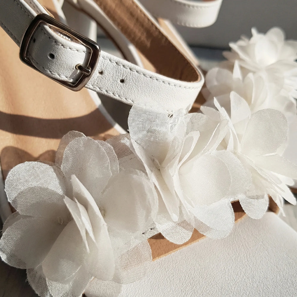 Blosselle - Sandalia de tacón de bloque con detalle floral en la puntera