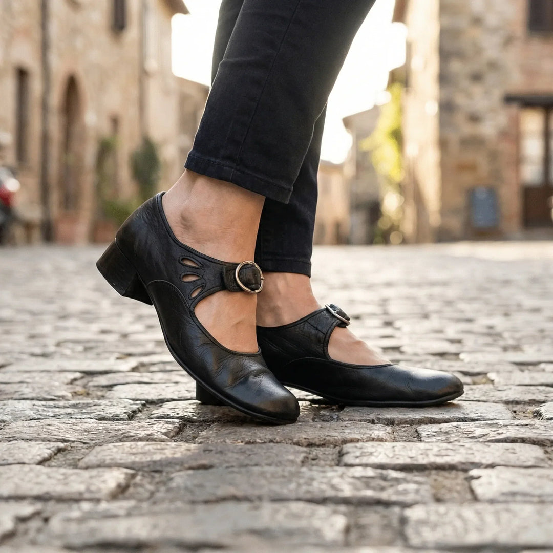 Zapatos de mujer Buckova con tacón bajo y correa con hebilla.