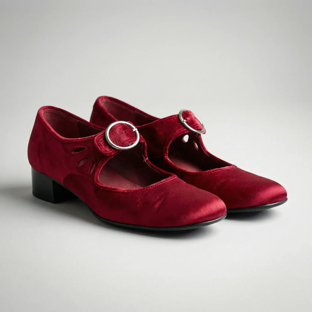 Zapatos de mujer Buckova con tacón bajo y correa con hebilla.