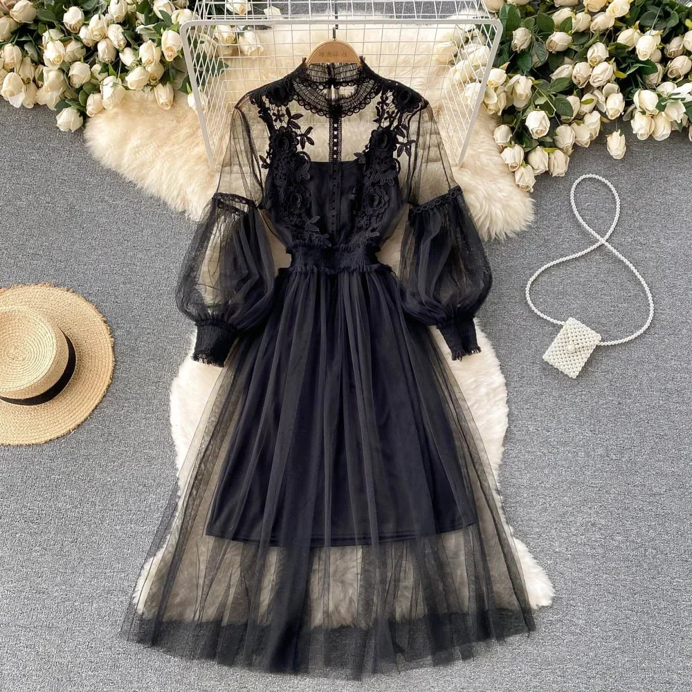 Encantador vestido floral con cuello alto