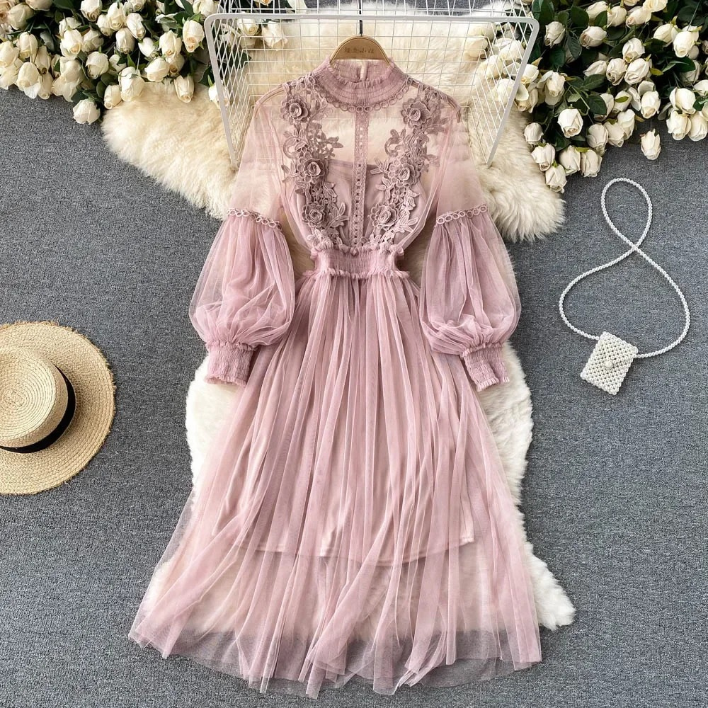 Encantador vestido floral con cuello alto