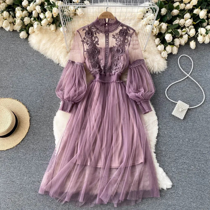 Encantador vestido floral con cuello alto