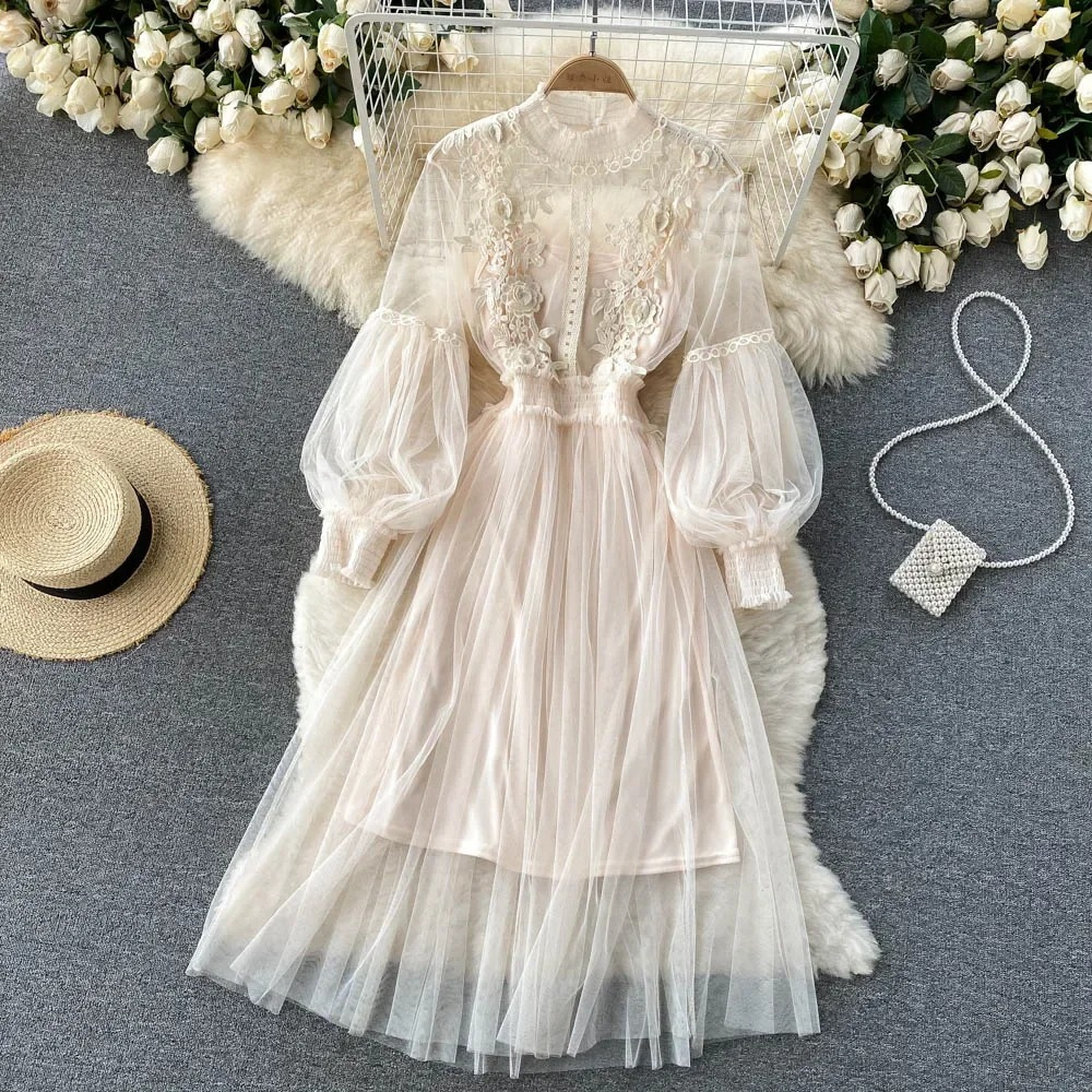 Encantador vestido floral con cuello alto