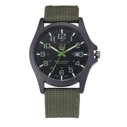 Reloj robusto de estilo militar con esfera iluminada