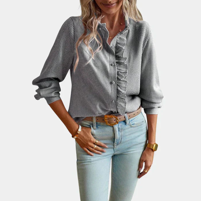 Blusa de mujer a rayas con volantes y elegante cierre de botones