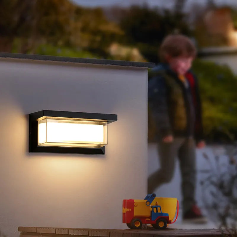 LumiClara | Lámpara de Pared Exterior Elegante con Tecnología LED de Bajo Consumo