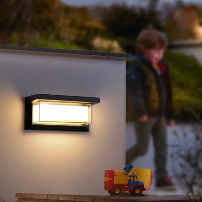 LumiClara | Lámpara de Pared Exterior Elegante con Tecnología LED de Bajo Consumo