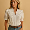Blusa blanca bordada con cuello alto