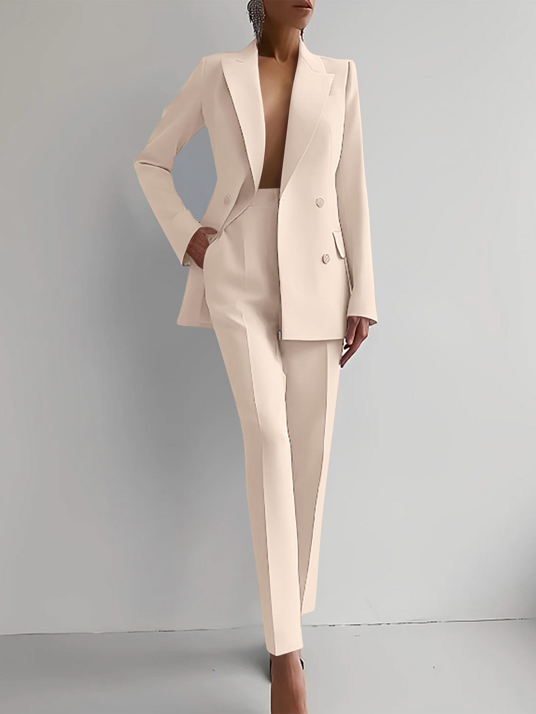 Elegante conjunto de dos piezas con blazer para mujer: la sastrería refinada se une a la sofisticación moderna