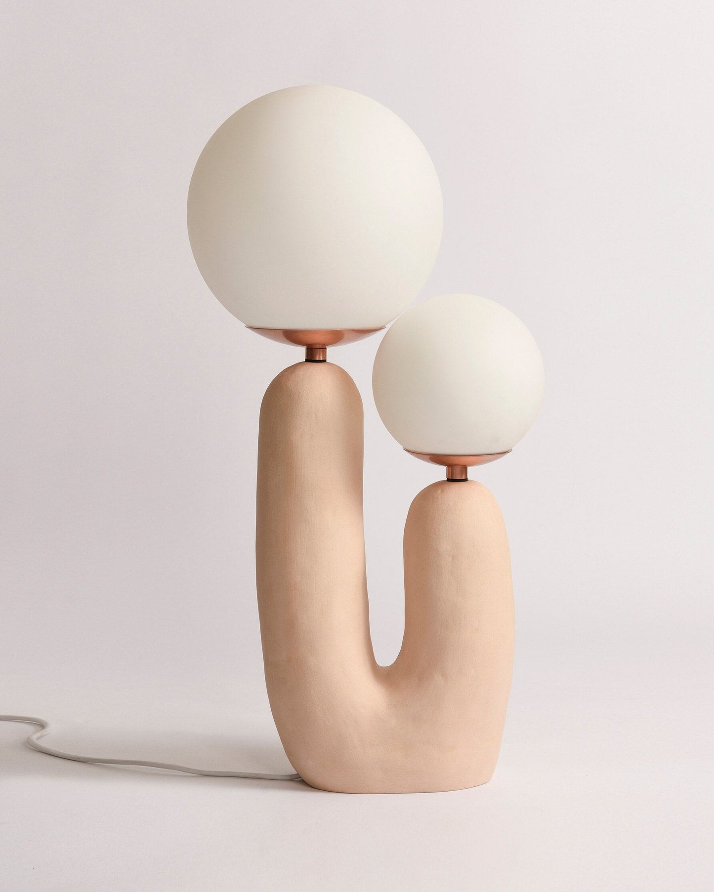 LumiVetro - Lámpara de Mesa Contemporánea de Vidrio y Resina