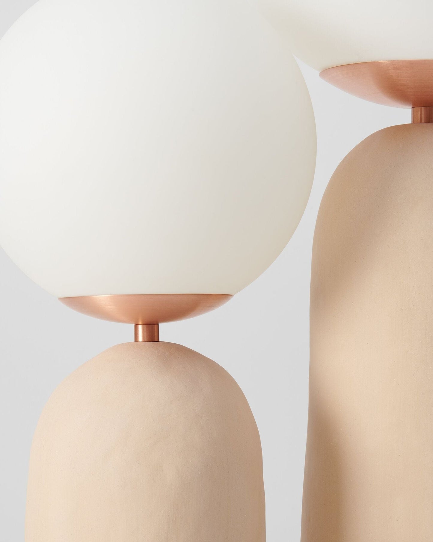 LumiVetro - Lámpara de Mesa Contemporánea de Vidrio y Resina