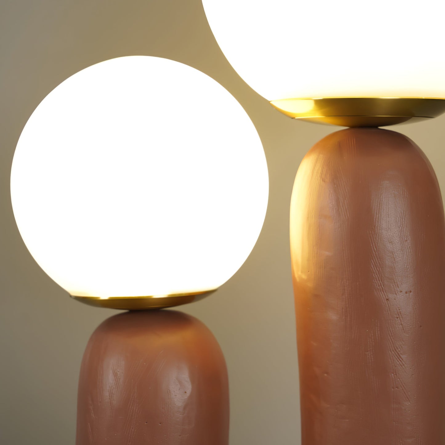 LumiVetro - Lámpara de Mesa Contemporánea de Vidrio y Resina